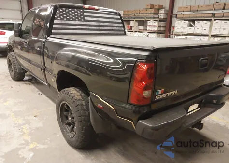 2002 GMC Sierra 1500 Denali z USA, uszkodzony, nr VIN 2GTFK69U821399244